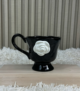 Taza negra de flor